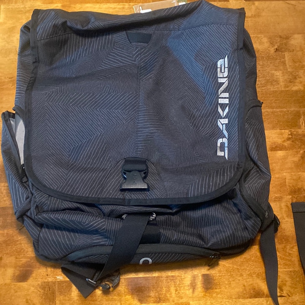 Dakine Black Dispatcher Messenger Bag